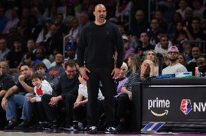 扳平大比分！马刺官方晒出赢球海报 文班亚马攥紧双拳登上封面